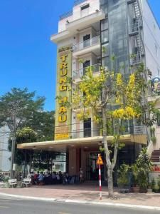 Un edificio con un cartel amarillo al costado. en Trung Hậu Hotel, en Con Dao