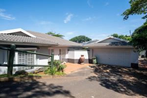 una casa con entrada y garaje en 48 Mahogony Drive, Beverly Hills Estate, en Ballito