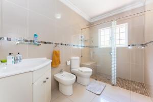 Et badeværelse på 48 Mahogony Drive, Beverly Hills Estate + 31 billeder