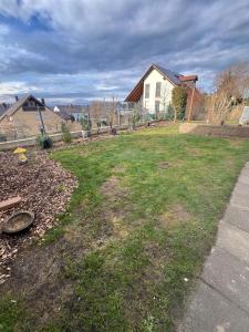 a yard with a house and a fence and a yard at TOP Wohnung in Volkach A3 Ausfahrt Top Service in Volkach