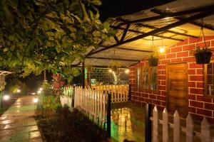 Κήπος έξω από το River Point Dandeli