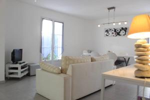 TV a/nebo společenská místnost v ubytování Maison 4 pièces 6 couchages Saint Georges d'Oléron SGO000-094