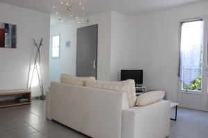 TV a/nebo společenská místnost v ubytování Maison 4 pièces 6 couchages Saint Georges d'Oléron SGO000-094 + 10 fotografií