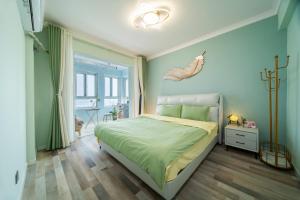 Postel nebo postele na pokoji v ubytování 连云港柒夕精品民宿 花果山店