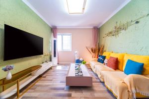 TV a/nebo společenská místnost v ubytování 连云港柒夕精品民宿 花果山店