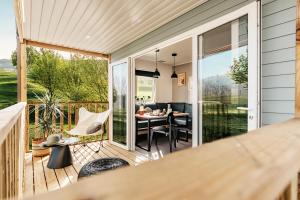 a screened in porch with a table and chairs at Camping Le Canada-Insolite in Chiny
