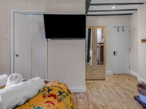 Televisyen dan/atau pusat hiburan di Canterbury high street Pass the Keys