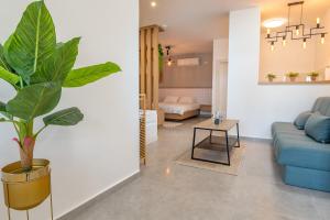 Khu vực ghế ngồi tại סוויטות חיאת - סוויטות מהממות עם בריכה משותפת מחוממת ומקורה מול נוף מהמם