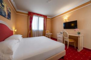 TV a/nebo společenská místnost v ubytování iH Hotels Padova Admiral