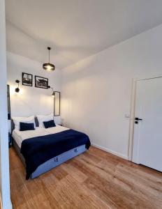 a bedroom with a king sized bed and a closet at Biały Kruk Apartamenty vis-a-vis Jasnej Góry 5a in Częstochowa
