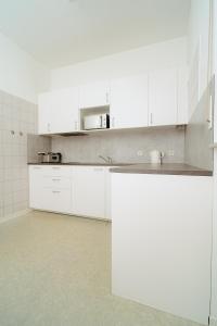 Η κουζίνα ή μικρή κουζίνα στο Zimmer frei in Nickenich bis zu 11 Gäste willkommen
