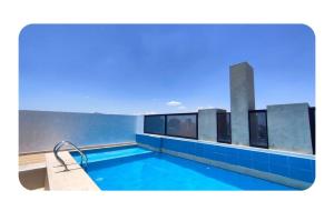 a swimming pool on the roof of a building at Apartamento en el Centro in Santa Cruz de la Sierra