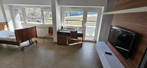 Televízia a/alebo spoločenská miestnosť v ubytovaní Sanatorium Równica