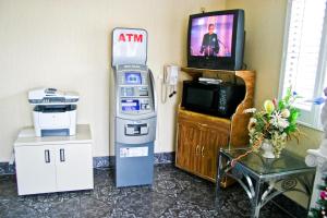 Μια τηλεόραση ή/και κέντρο ψυχαγωγίας στο La Mirage Inn LAX Airport +25 φωτογραφίες