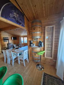 a kitchen and dining room with a table and chairs at Kleines Chalet im Vorfläming in Theeßen