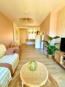 a living room with a couch and a table at Escapade Méditerrannéenne Appart' Cosy et Élégant in Toulon
