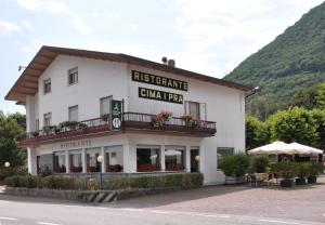 Gallery image of Albergo Ristorante Cima I Pra' in Ponte nellʼAlpi