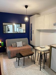 a bedroom with a bed and a blue wall at Studio 201 - Grand Cerf - Metz hyper centre - 2ème étage in Metz
