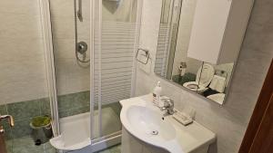 Ванная комната в Studio Flat 381 +23 фотографии