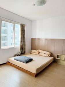 ジャカルタにあるCity Oasis - Staycation in Central Jakartaの窓のある部屋にある大きなベッド