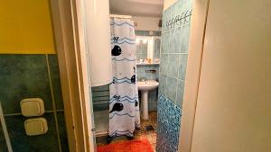 Koupelna v ubytování Viktória Apartman DunaWeekend + 16 fotografií