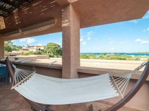 Una hamaca en un porche con vista al mar. en True paradise with a splendid panoramic terrace, en Porto Rotondo