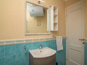 un baño con lavabo y espejo en True paradise with a splendid panoramic terrace, en Porto Rotondo 20 fotos más