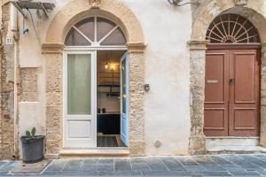 an entrance to a building with a door at Gargallo Loft in Ortigia in Siracusa