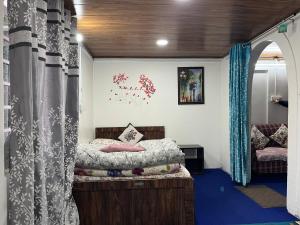 Postel nebo postele na pokoji v ubytování Pradhan Homestay Mirik - Homestay beside Mirik Lake