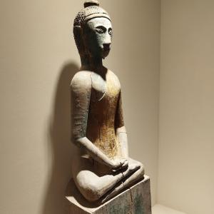 Una statua di una donna in mostra in un museo di Pandia Cottage a Bodmin