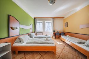 Postel nebo postele na pokoji v ubytování Vienna West Business Inn