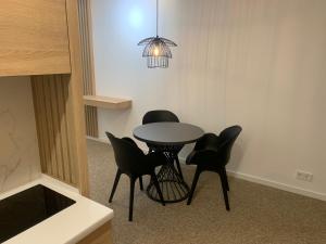tavolo e sedie in cucina con luce di Cozy and Bright Studio Apartment 1 a Voluntari