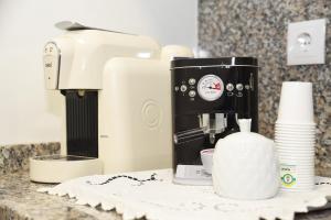 een koffiezetapparaat op een aanrecht bij MyHome Braga1 in Braga