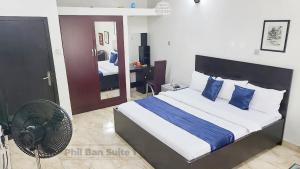 Rúm í herbergi á Ban Guest House