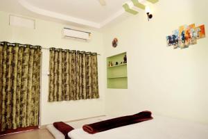 Rúm í herbergi á Shree Vinayak Guest house