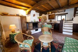 a living room with a table and chairs and a kitchen at Ferienhaus In Vergemoli Mit Schönem Kamin in Vergemoli