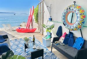 Posedenie v ubytovaní Luxury Seaside Villa with a classic Mediterranean Olive Garden, a fully equipped Professional Kitchen, Pool, Sauna, Padle Boards and Canoe - Miolin Beach House
