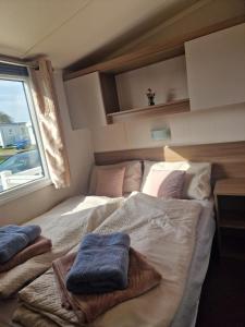 En eller flere senge i et værelse på Durdlee Door, D27, Main Rd, West Lulworth, Wareham BH20 5PU