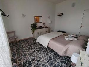 a bedroom with two beds and a mirror at Debby Appartamenti in Montepulciano