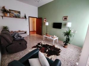 a living room with a couch and a tv at Debby Appartamenti in Montepulciano