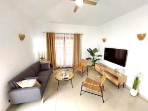a living room with a couch and a tv at Mucha Vida in Abades