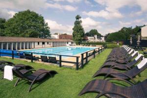 Bazén v ubytování Dancenter Boutique Luxury Gatwick Airport nebo v jeho okolí