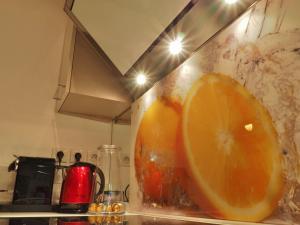 an orange is sitting on a counter in a kitchen at Villa Victoria in Saint-Gilles les Bains