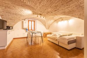 a living room with a couch and a table at Suite n4 - Loft caratteristico nel centro storico in Perugia