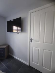 Sjónvarps- og/eða afþreyingartæki á Cozy Private Self-Contained Suite