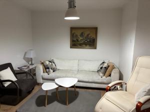 Ein Sitzbereich in der Unterkunft Ferienwohnung Lechfeld