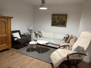 Ein Sitzbereich in der Unterkunft Ferienwohnung Lechfeld