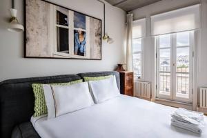 Postel nebo postele na pokoji v ubytování Stunning New Balat Water Front Pad! #383