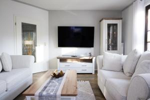 TV/trung tâm giải trí tại Poolaris - Modernes Ferienhaus mit Whirlpool