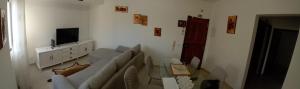 Una sala de estar con un sofá y un televisor. en apartamento Zarco, en Machico